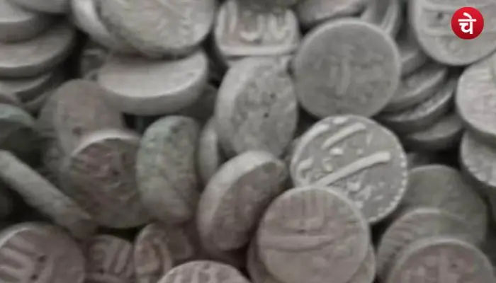 उत्तर प्रदेश में मिट्टी के टीले से मिला चांदी के सिक्कों का खजाना