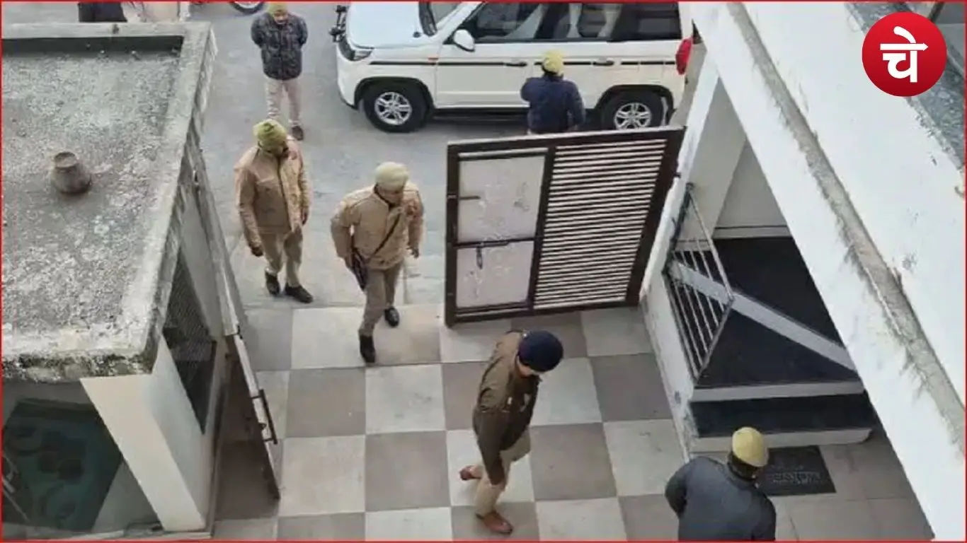केस में जांच के लिए पहुंची पुलिस टीम