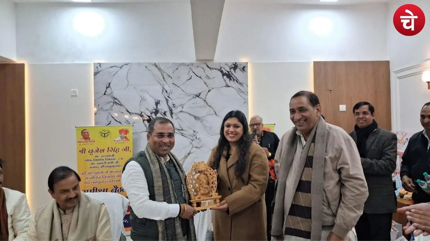 नोएडा-गौतमबुद्ध नगर की समीक्षा बैठक में सम्मान समारोह का दृश्य