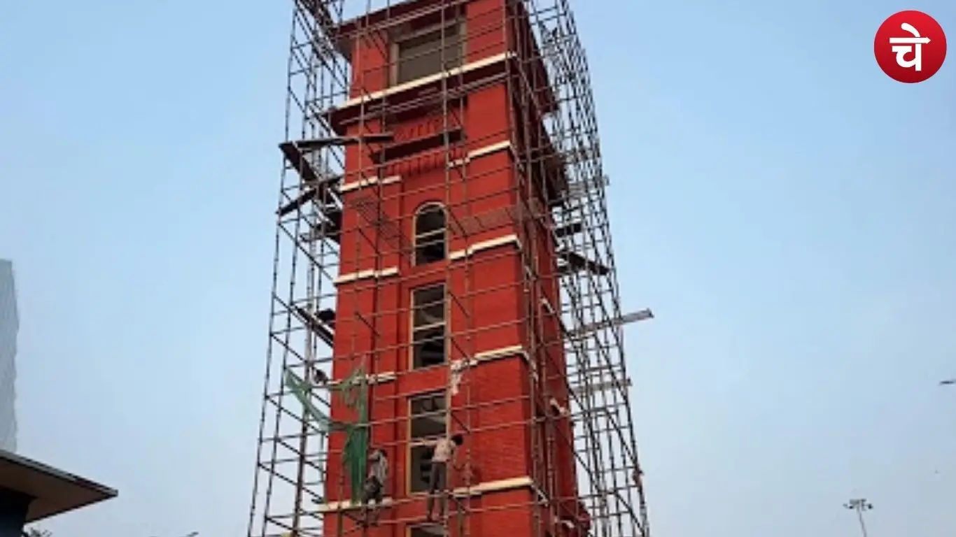 नोएडा में बन रहा क्लॉक टावर