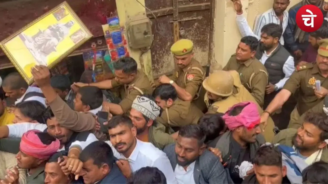 मणिकर्णिका घाट की गलियों में पाल समाज का प्रदर्शन