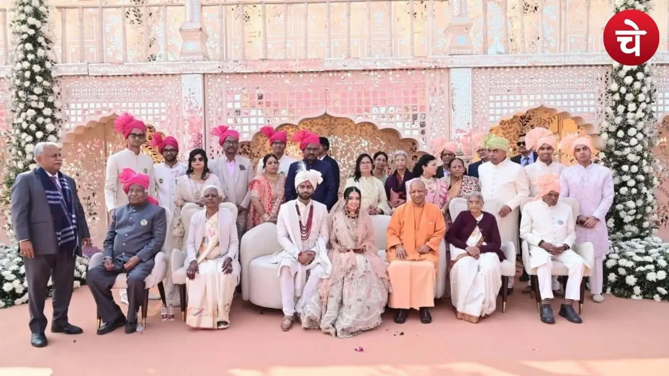विवाह मंच पर नवदंपती के साथ मुख्यमंत्री योगी आदित्यनाथ