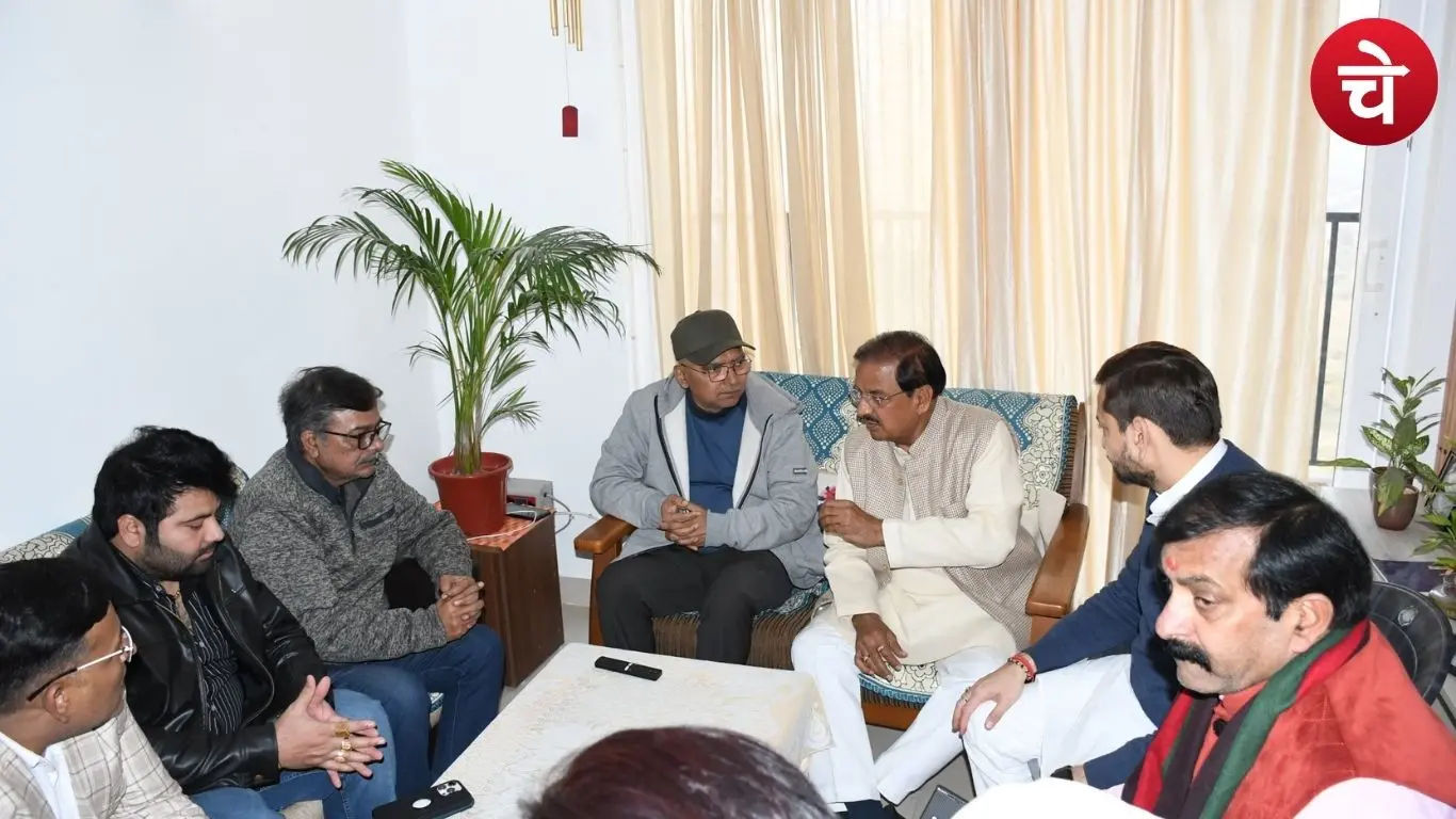 “बस एक झलक योगी जी की…” सांसद महेश शर्मा से मिलते ही टूट पड़े युवराज के पिता