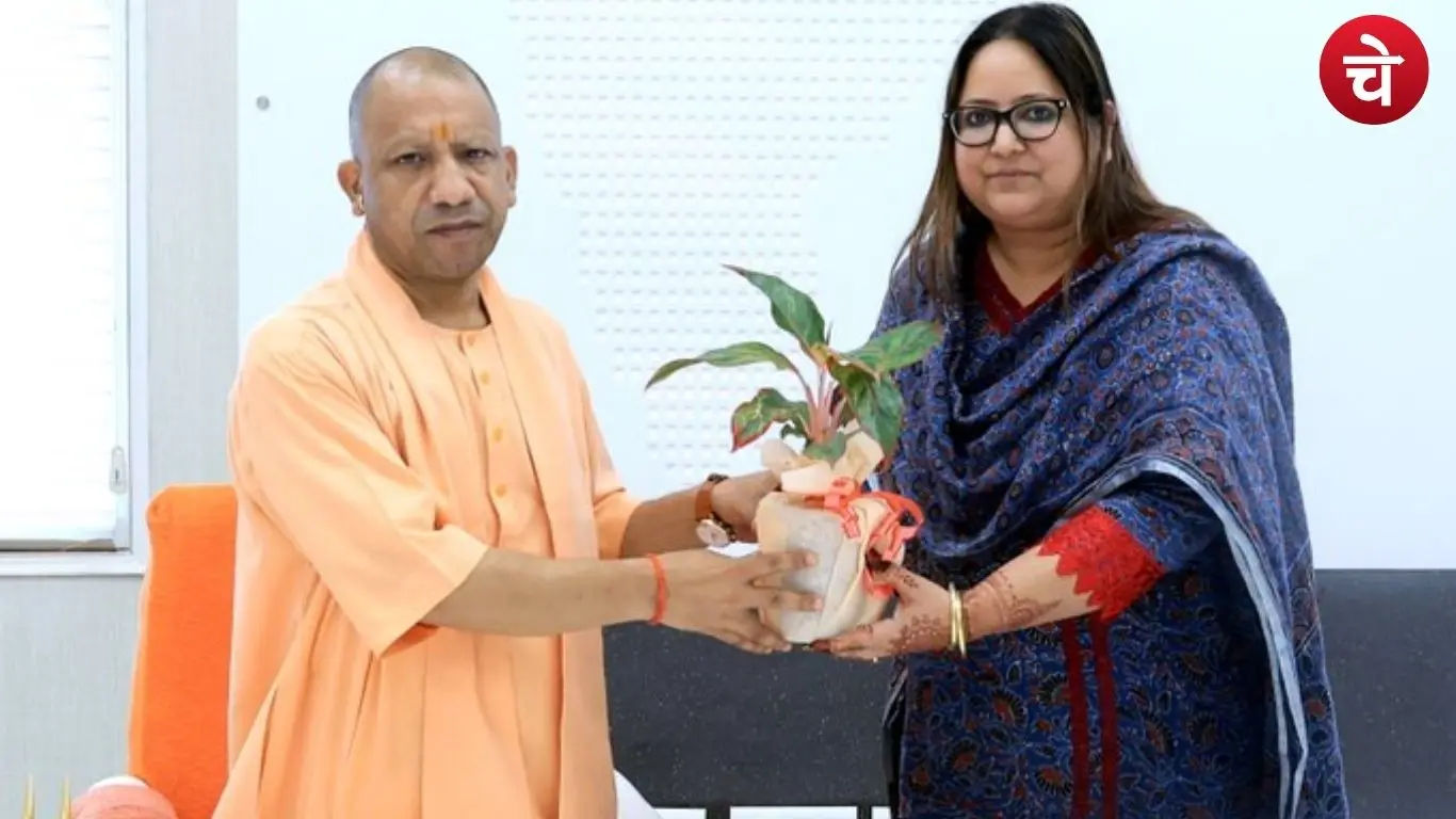 सीएम योगी आदित्यनाथ के साथ IAS नेहा शर्मा