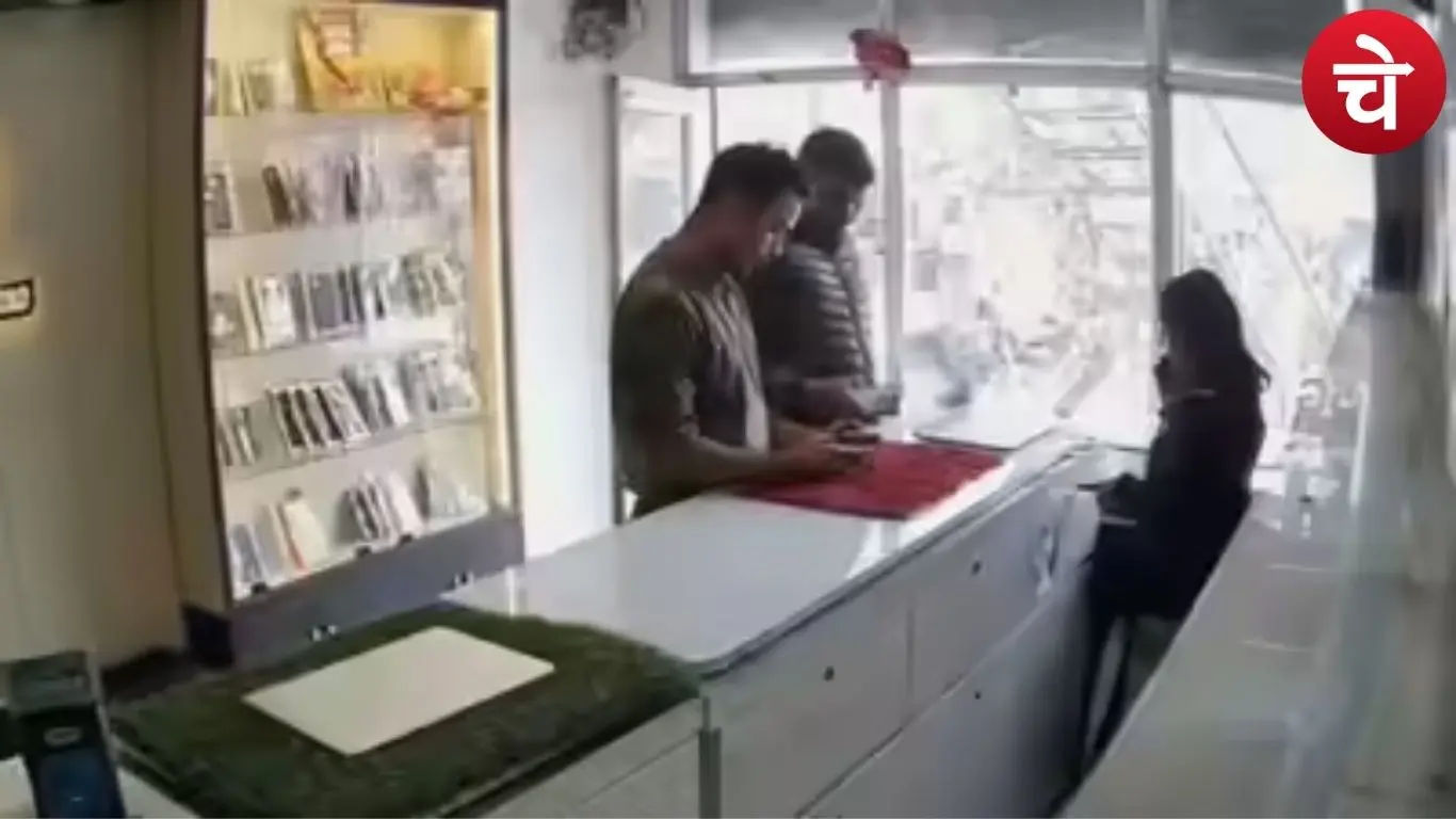 जौनपुर में वर्दी पर दाग