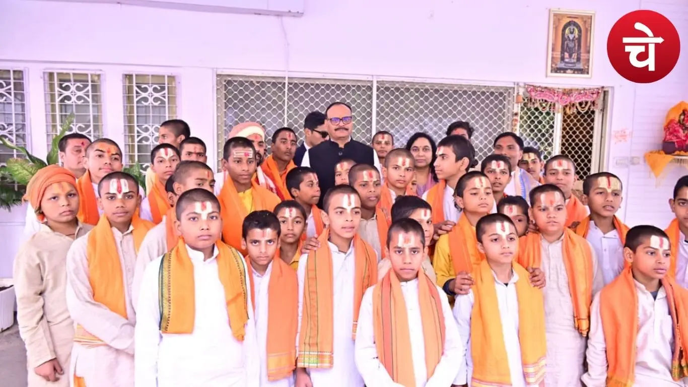 बटुकों के साथ डिप्टी सीएम ब्रजेश पाठक