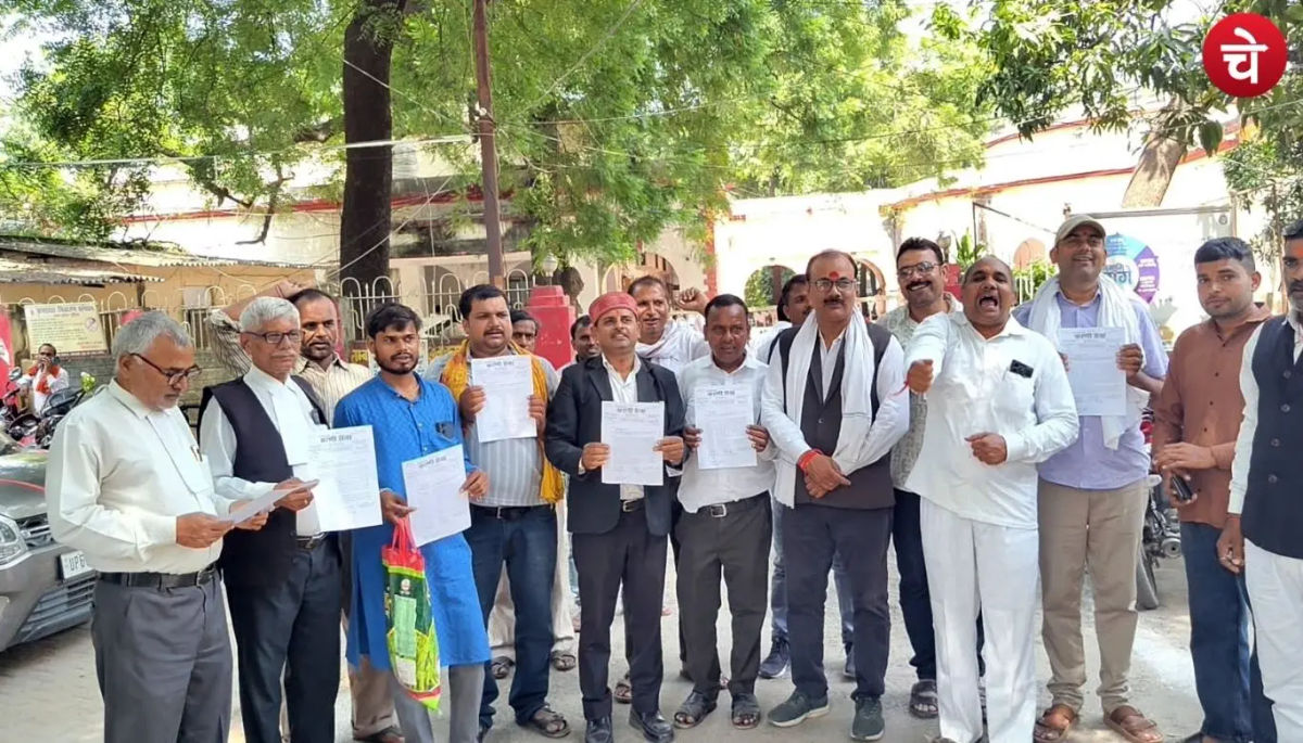 अडानी पावर ने कब्जा की सरकारी जमीन, जिला मुख्यालय पर प्रदर्शन कर किया विरोध