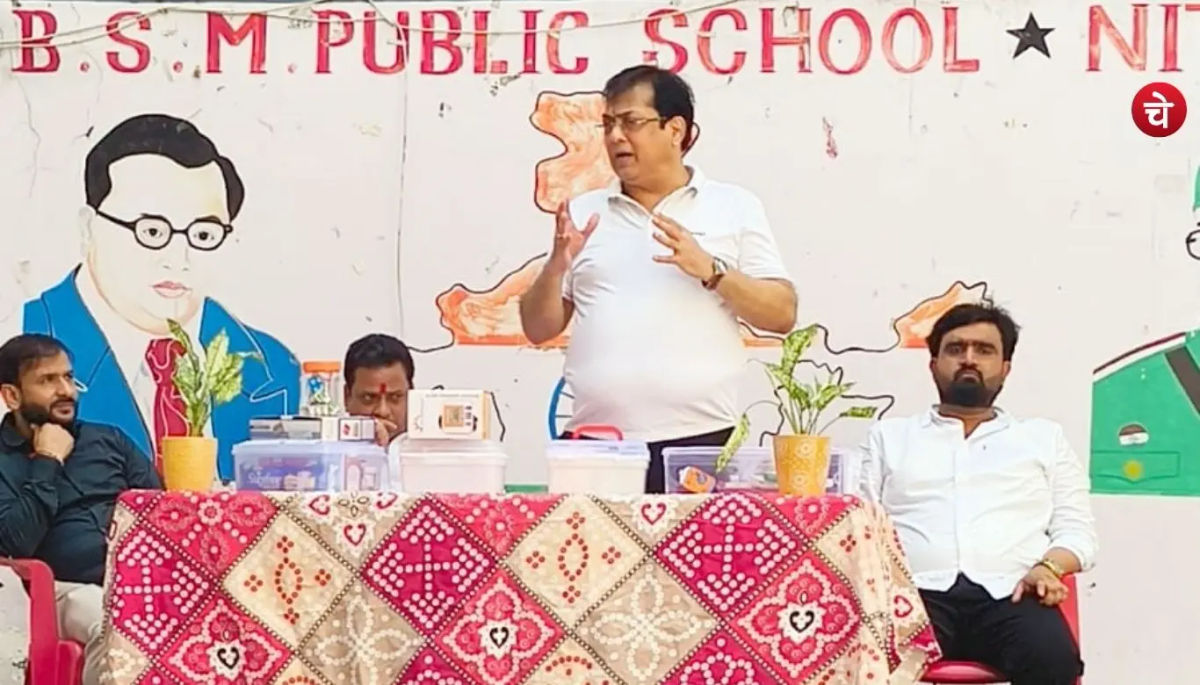 नोएडा में गांधी-शास्त्री जयंती समारोह के मुख्य अतिथि बने ‘चाणक्य’, बच्चों को बांटे पुरस्कार
