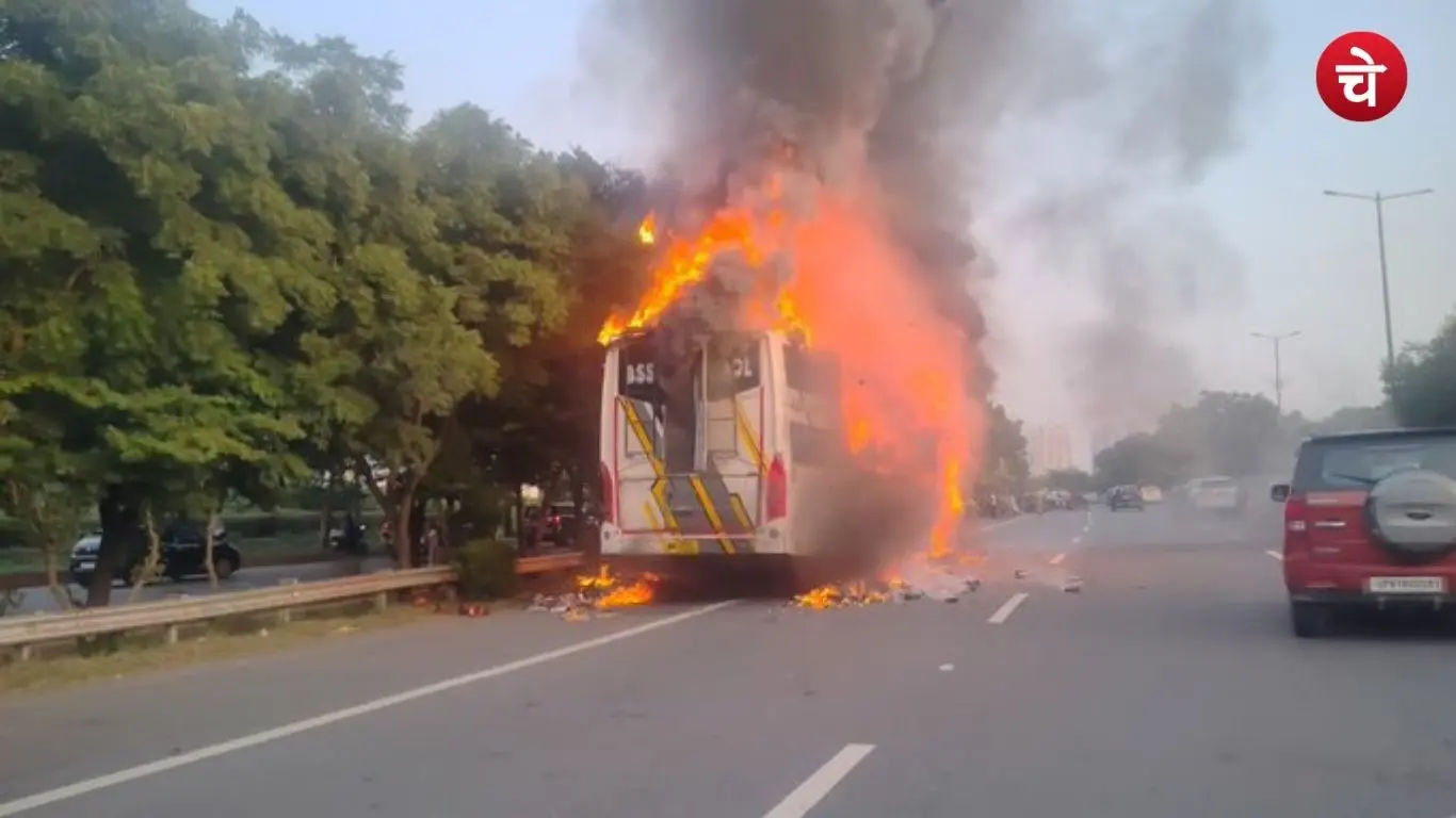 Fire breaks out in a sleeper bus on the Noida-Greater Noida Expressway