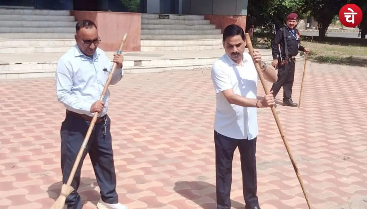 नोएडा की मंडी समिति में दिखा स्वच्छता का संदेश, सचिव ने खुद उठाई झाड़ू