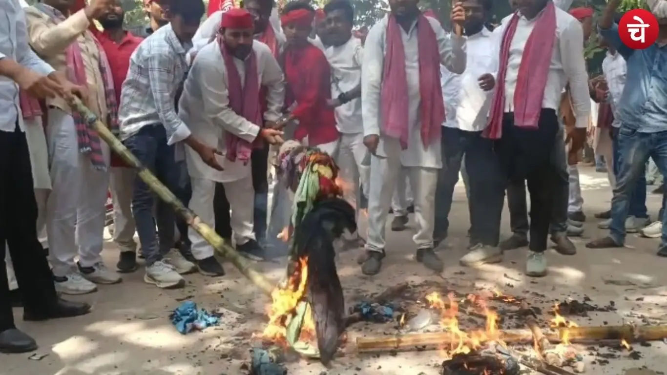 SP workers burning an effigy