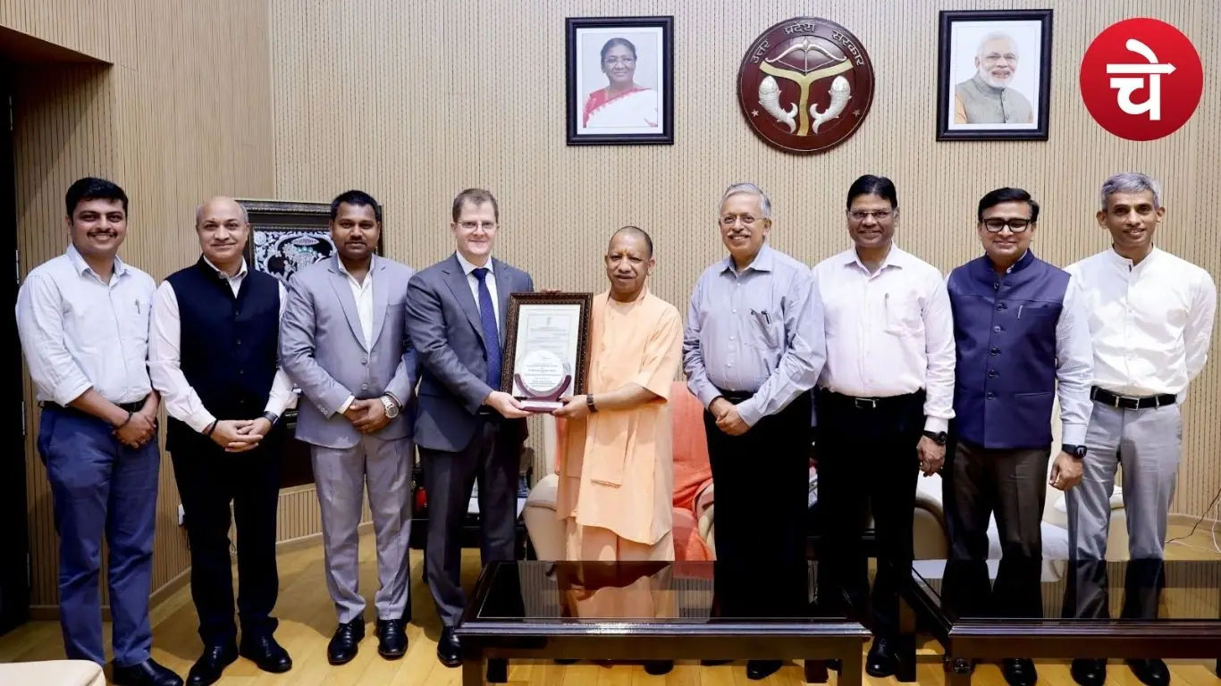 CM योगी से मिले जेवर एयरपोर्ट अधिकारी