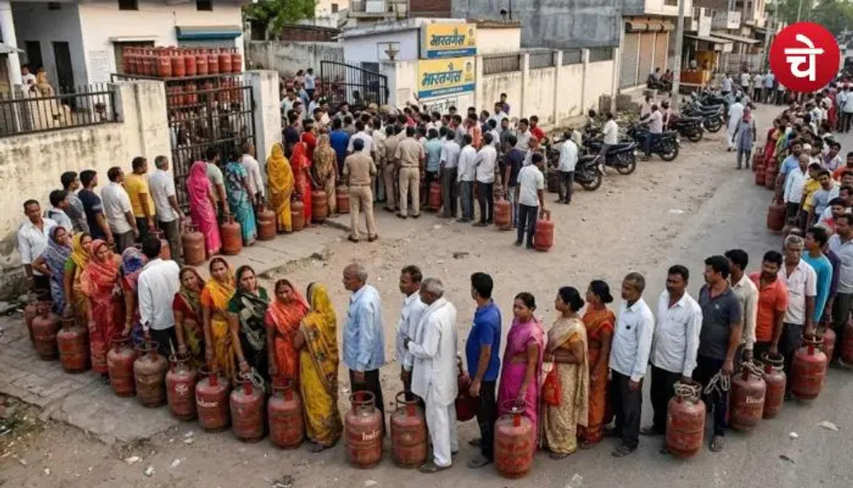 देश के कई इलाकों में LPG संकट, चूल्हों पर खाना बनाने को मजबूर होटल और रेस्टोरेंट्स!