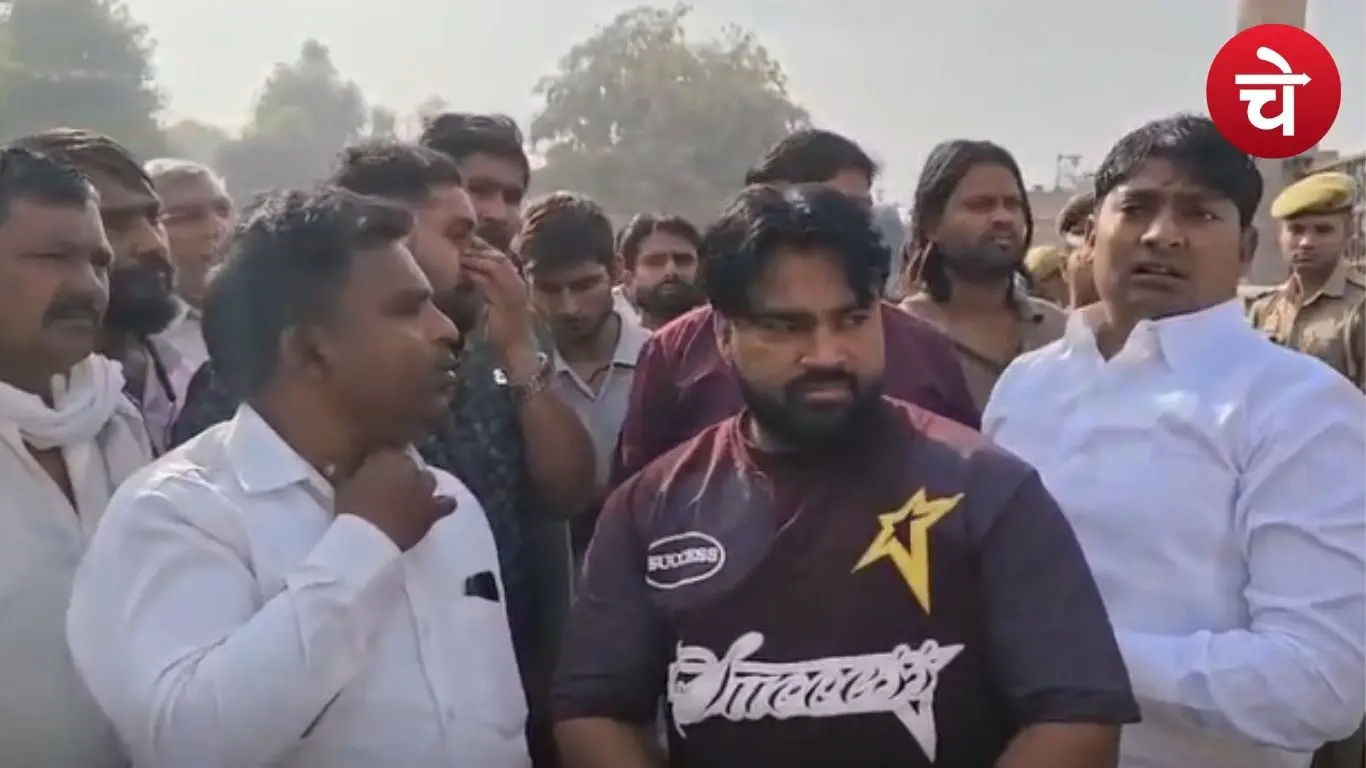 नोएडा में सफाई कर्मियों का प्रदर्शन