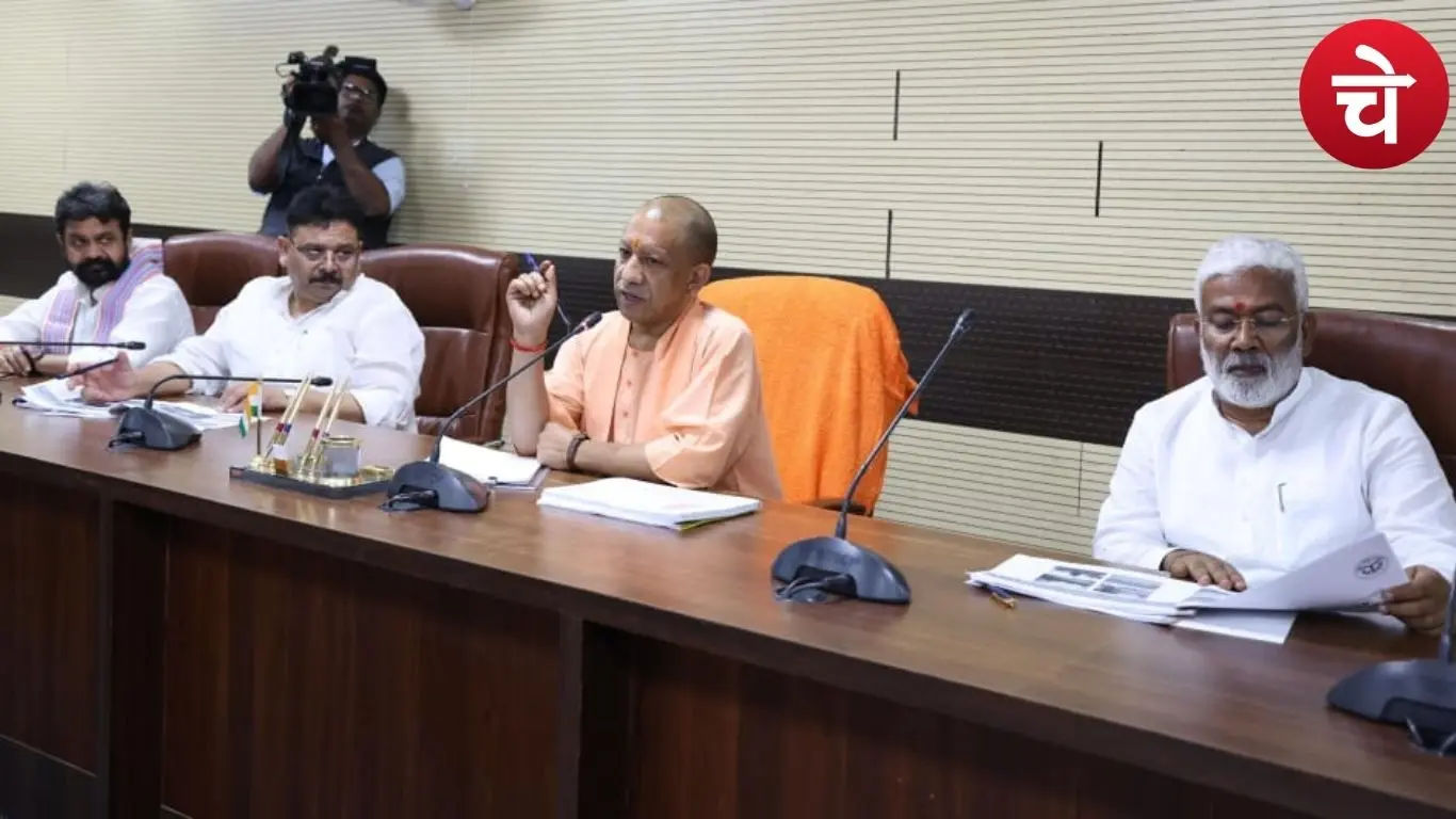 वाराणसी सर्किट हाउस में सीएम योगी की बैठक