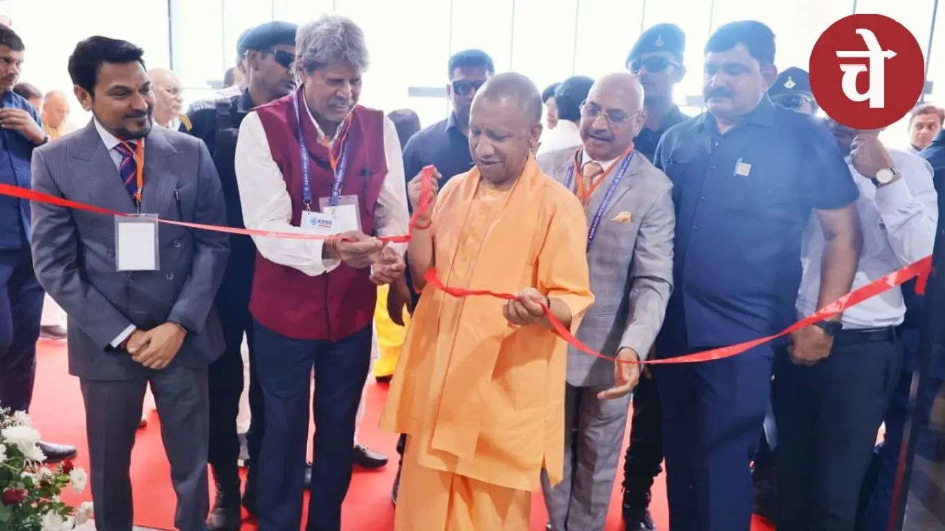 स्वास्थ्य सुविधा का शुभारंभ करते मुख्यमंत्री योगी आदित्यनाथ