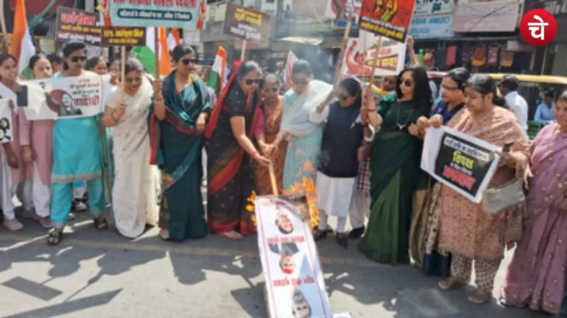 अखिलेश यादव का पुतला जलाने गईं पूर्व मंत्री खुद ही झुलसीं, विरोध प्रदर्शन बना हादसा