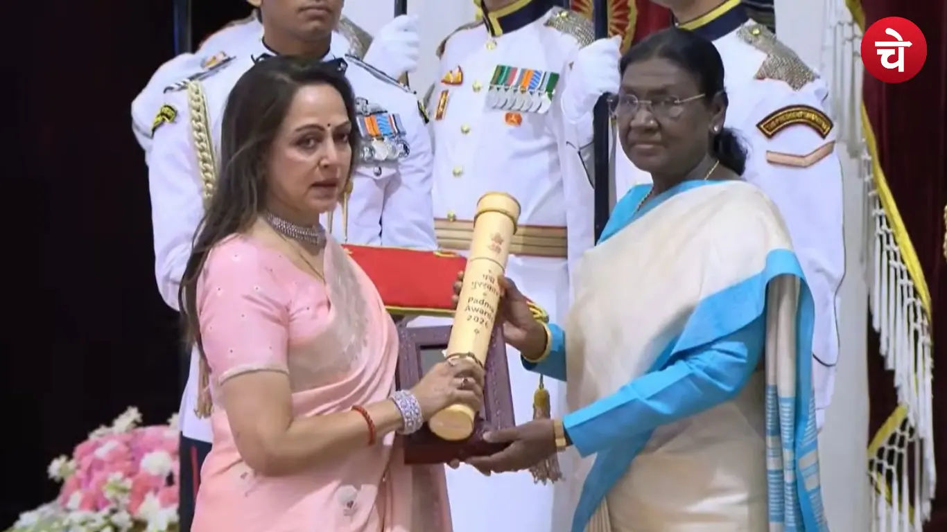 Hema Mallini Receiving Dharaendra's award