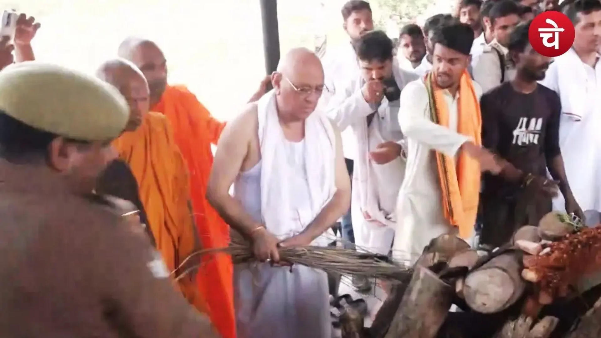 प्रतीक यादव के ससुर ने किया अंतिम संस्कार, खड़ा हो गया बड़ा सवाल