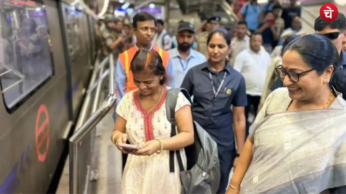 दिल्ली की सीएम रेखा गुप्ता ने मेट्रो-बस से किया सफर, दिया सार्वजनिक परिवहन अपनाने का संदेश