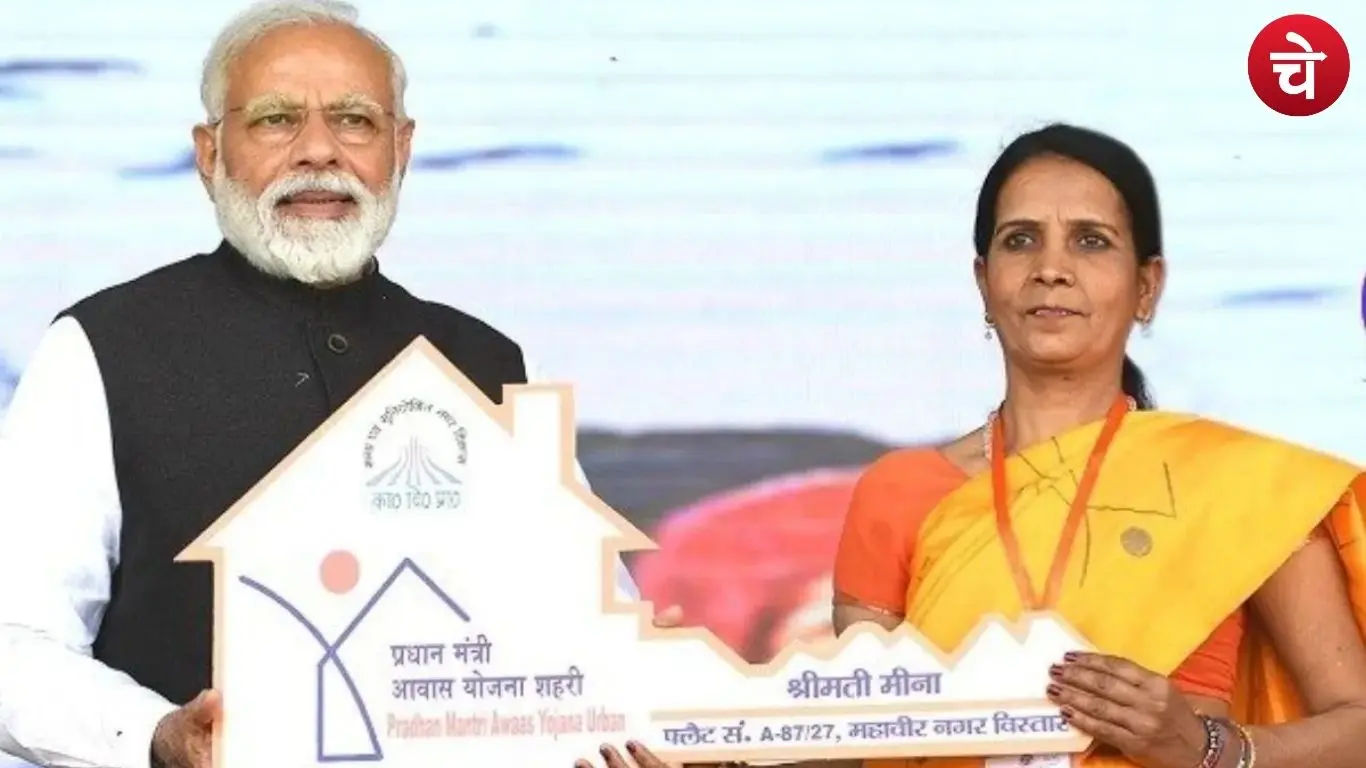 PM Modi with beneficiary