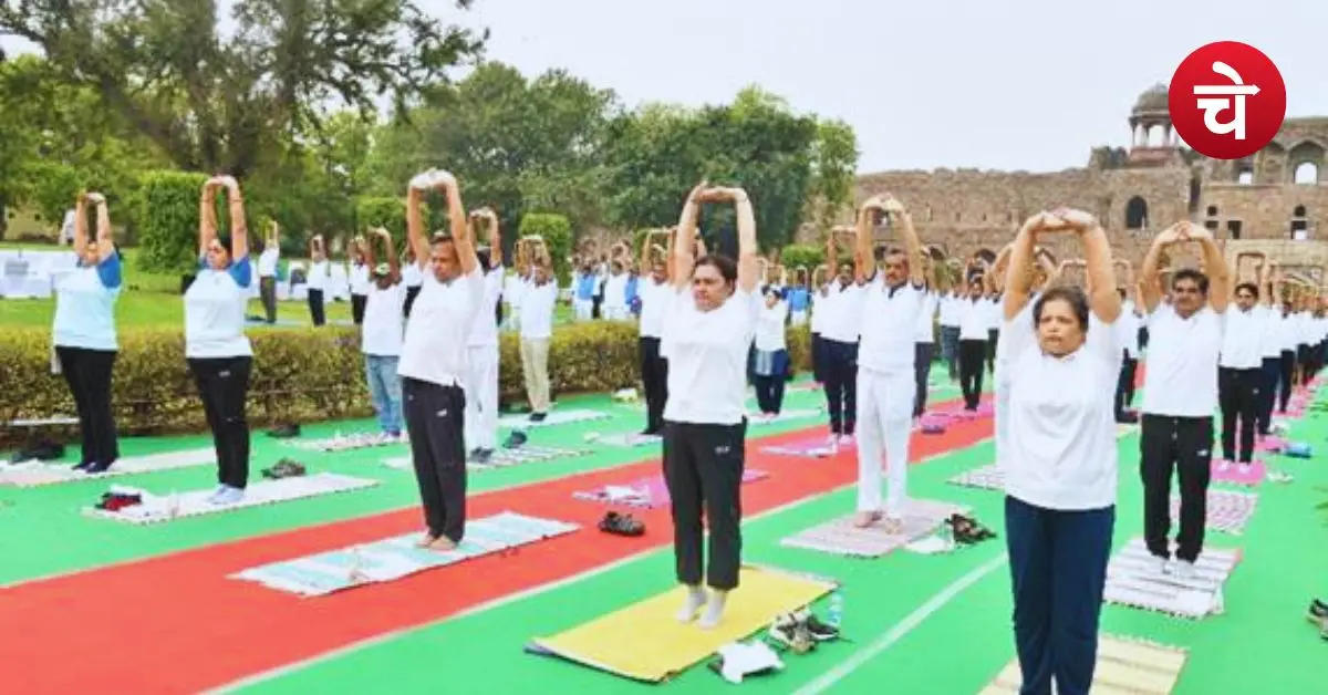 योग दिवस पर योगमय हुआ दिल्ली-NCR, मुख्यमंत्री से लेकर दिग्गज नेताओं ने किया योग