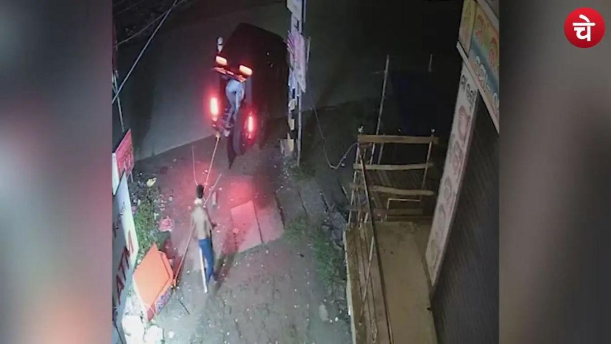 थार में बांधी रस्सी, ATM घसीट ले गए चोर, CCTV फुटेज देखकर पुलिस भी दंग