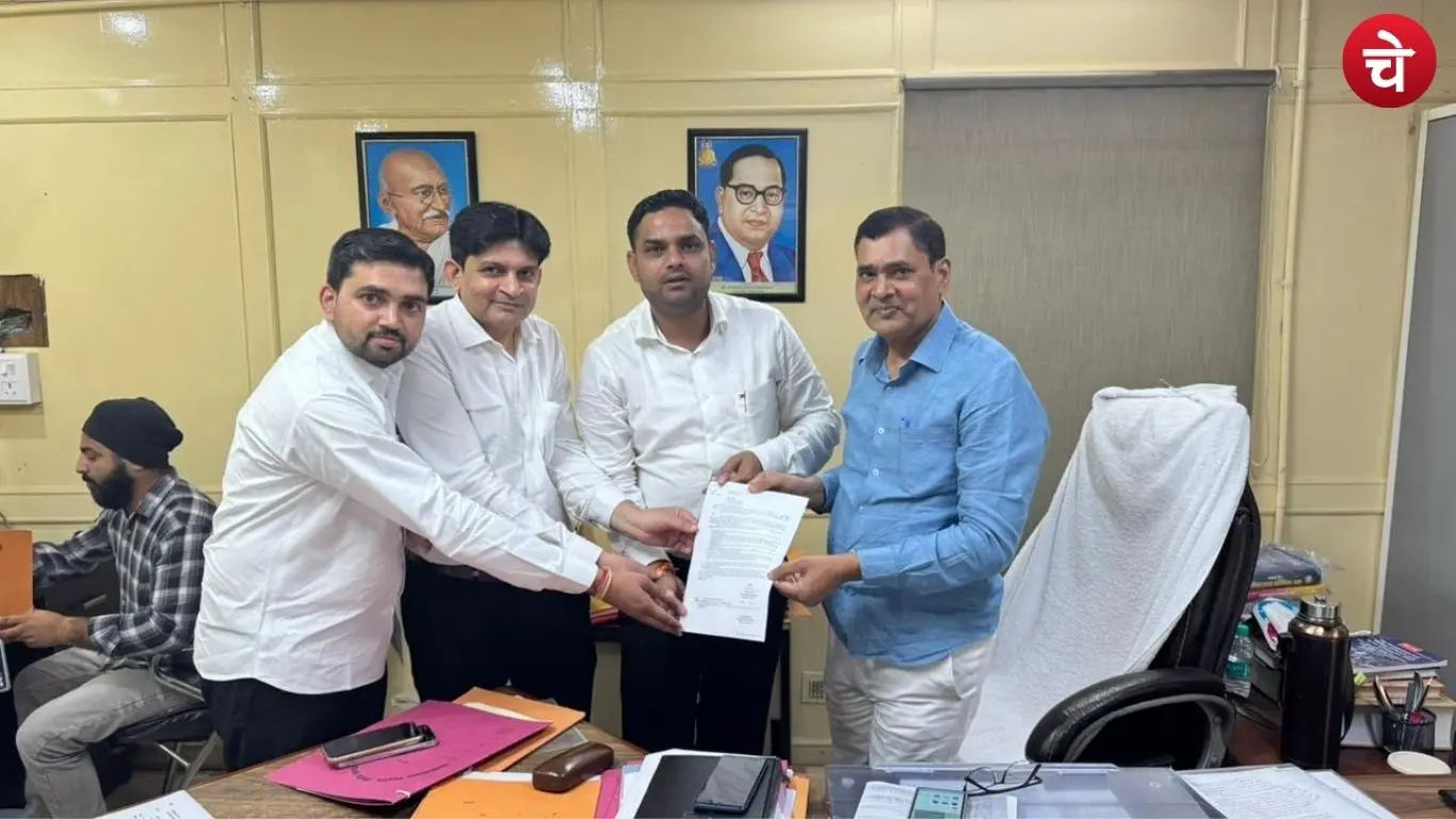 Deed writers and lawyers submitting a memorandum to AIG of Registration Department Lucknow