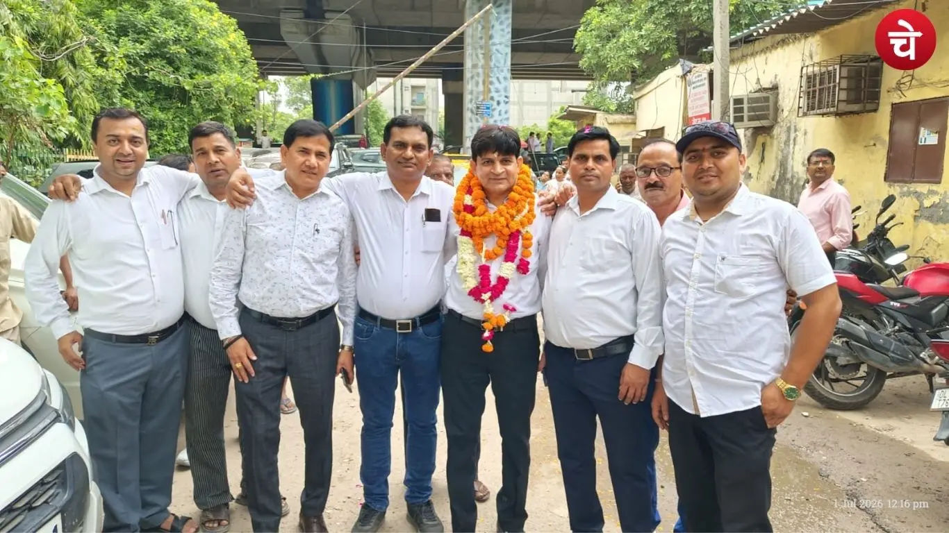 जीत लेकर लौटे वकीलों का नोएडा में हुआ जोरदार स्वागत
