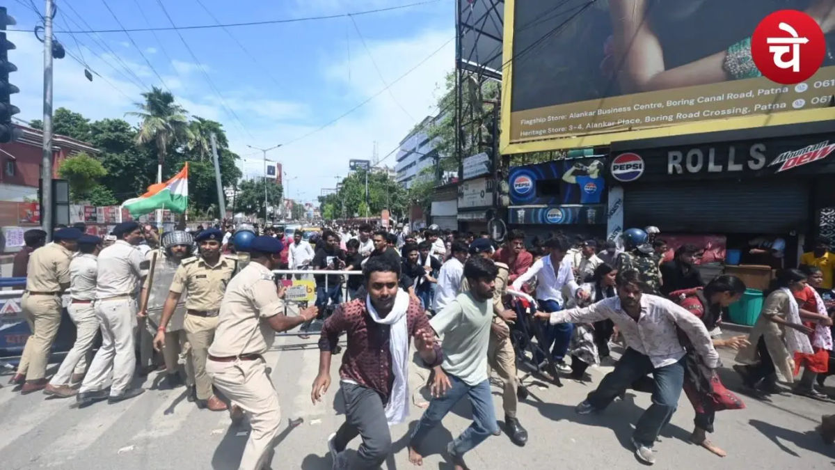 दिल्ली के बाद पटना में फूटा छात्रों का गुस्सा! बीजेपी के बैनर फाड़े