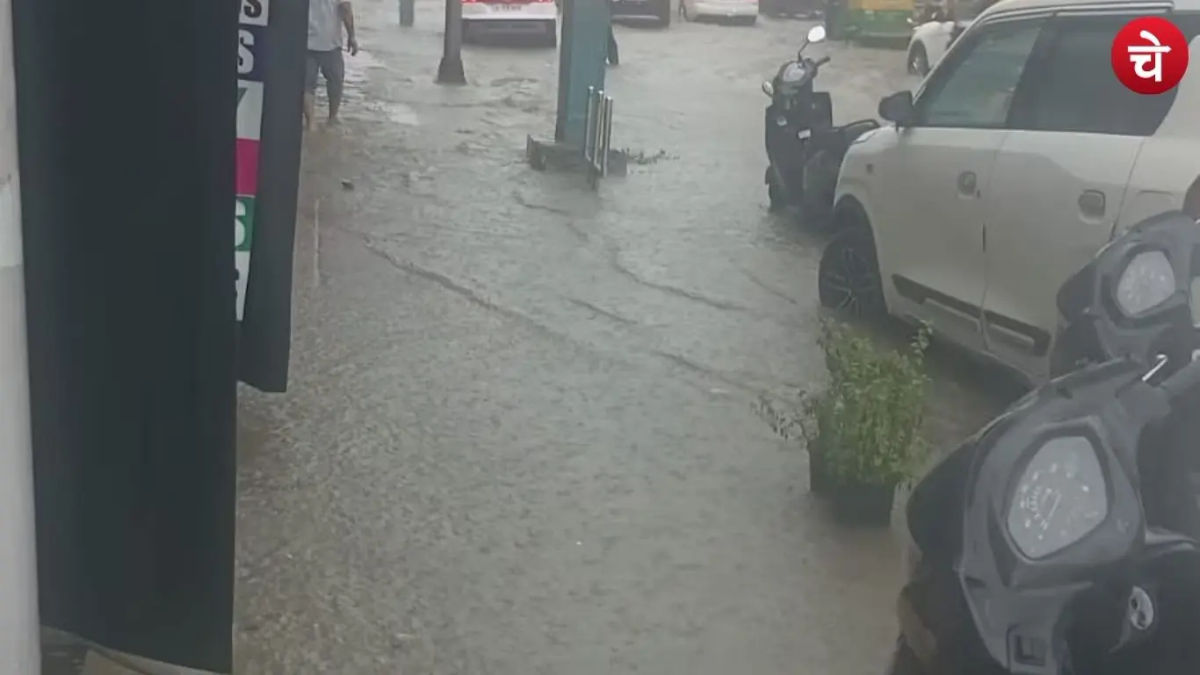 दिल्ली-NCR में बारिश बनी आफत, कई इलाकों में जलभराव से थमी रफ्तार