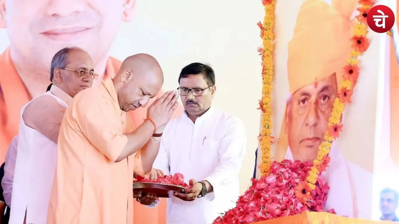 CM Yogi paying tribute to Kalyan Singh