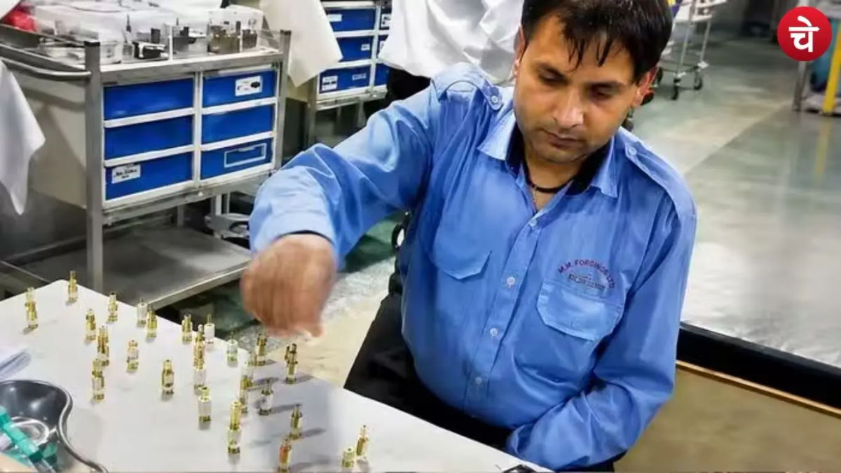 नोएडा अस्पताल में सिरिंज भर रहा था गार्ड, वीडियो वायरल होते ही गिरी गाज