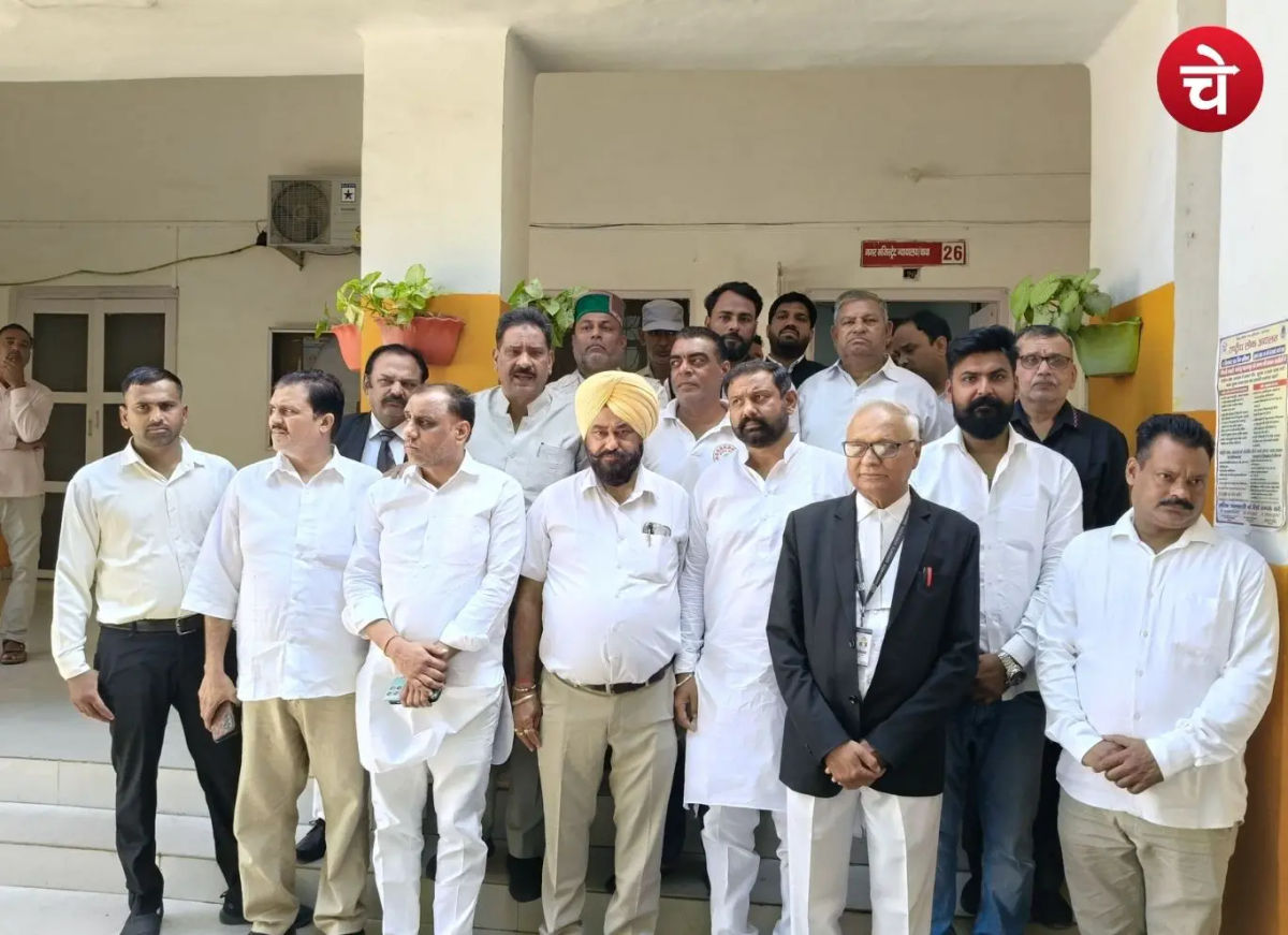 कांग्रेस प्रदर्शन के बाद 35 पर मुकदमा, जमानत के लिए सिटी मजिस्ट्रेट कार्यालय पहुंचे कार्यकर्ता