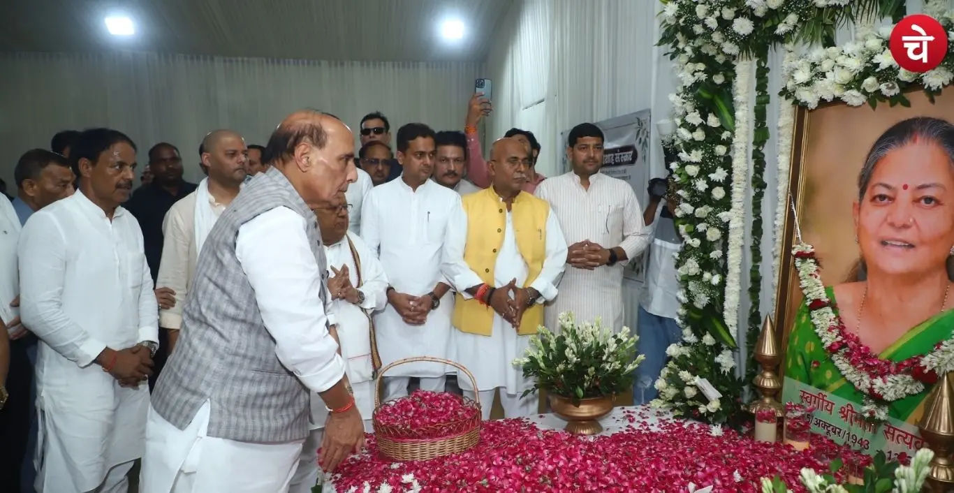Defence Minister Rajnath Singh paying tribute to Smt. Satyavati Mishra