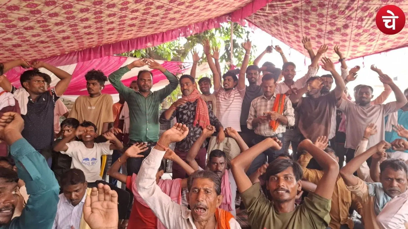 Fruit and vegetable vendors in Chandauli stage an indefinite sit-in protest over three-point demands