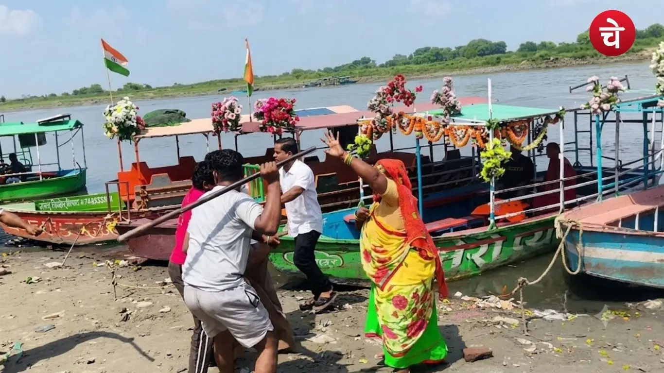 Image of boatmen being assaulted at the Yamuna Ghat in Vrindavan