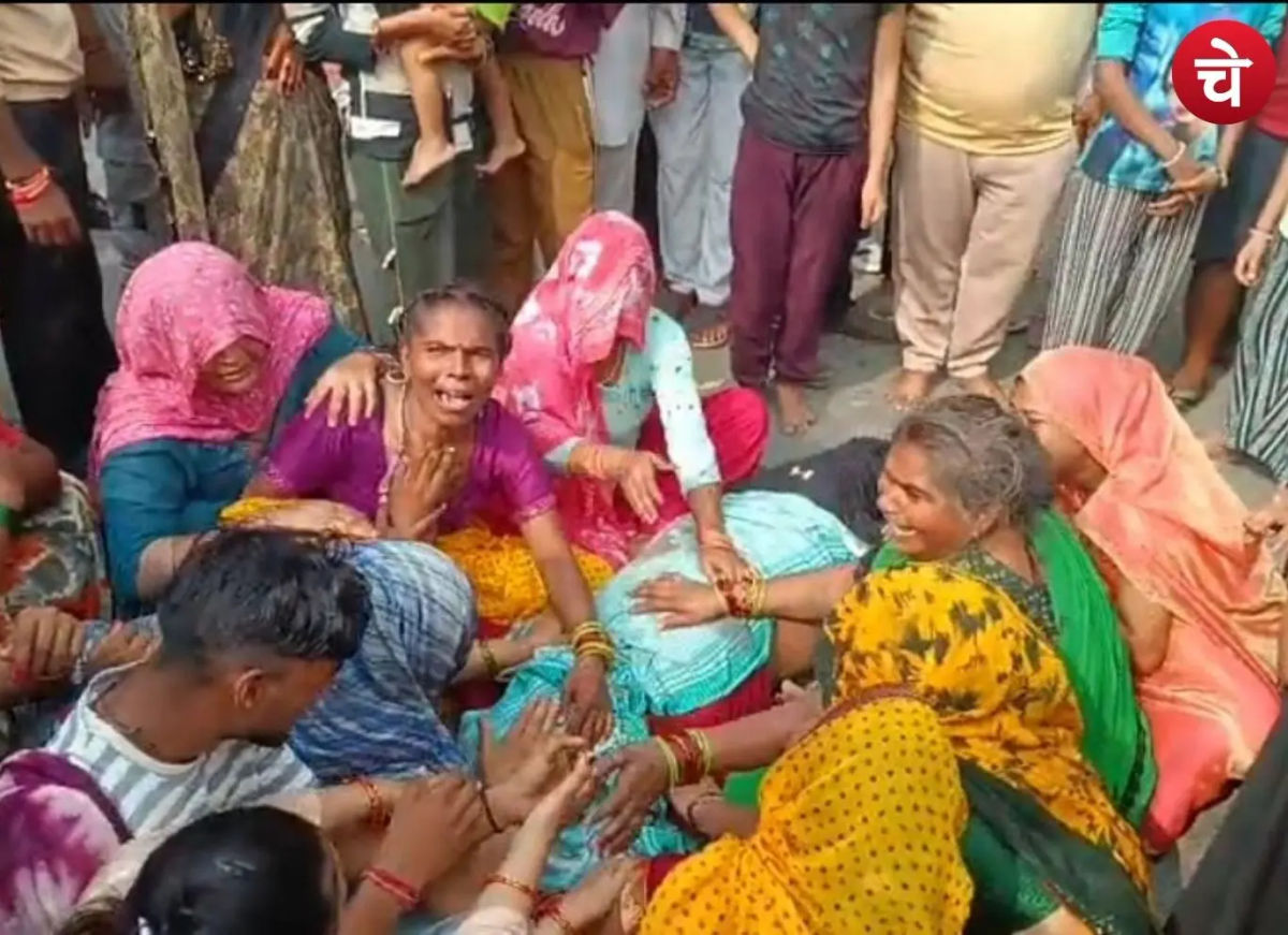 दर्दनाक हादसा : बस की टक्कर से स्कूटी सवार की मौत; गुस्साए ग्रामीणों ने लगाया जाम