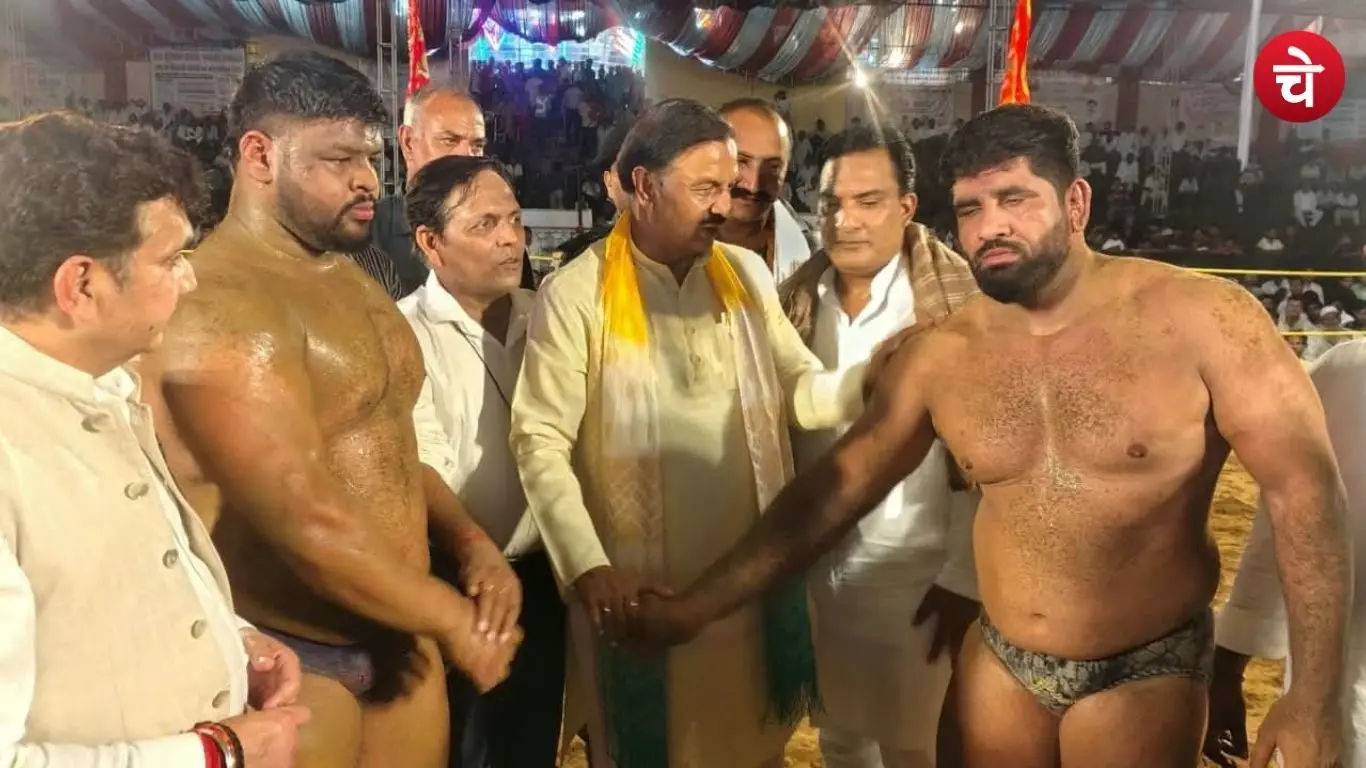 Noida MP Dr. Mahesh Sharma shaking hands with wrestlers