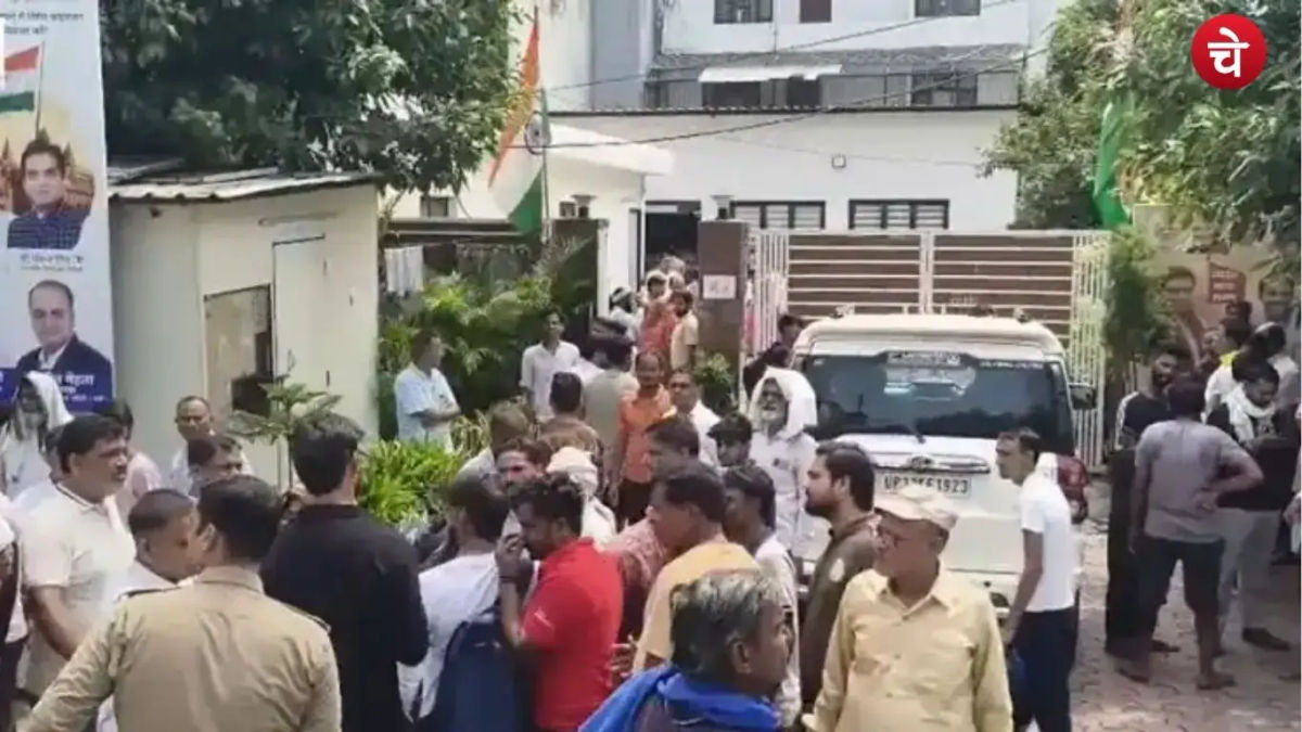 नोएडा डूब क्षेत्र में बिजली संकट, विधायक पंकज सिंह के कार्यालय का घेराव; 24 घंटे बिजली की मांग