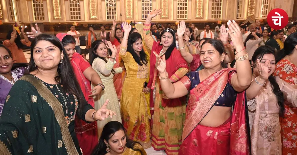 ग्रेटर नोएडा में श्याम संकीर्तन महोत्सव में झूमते श्रद्धालु