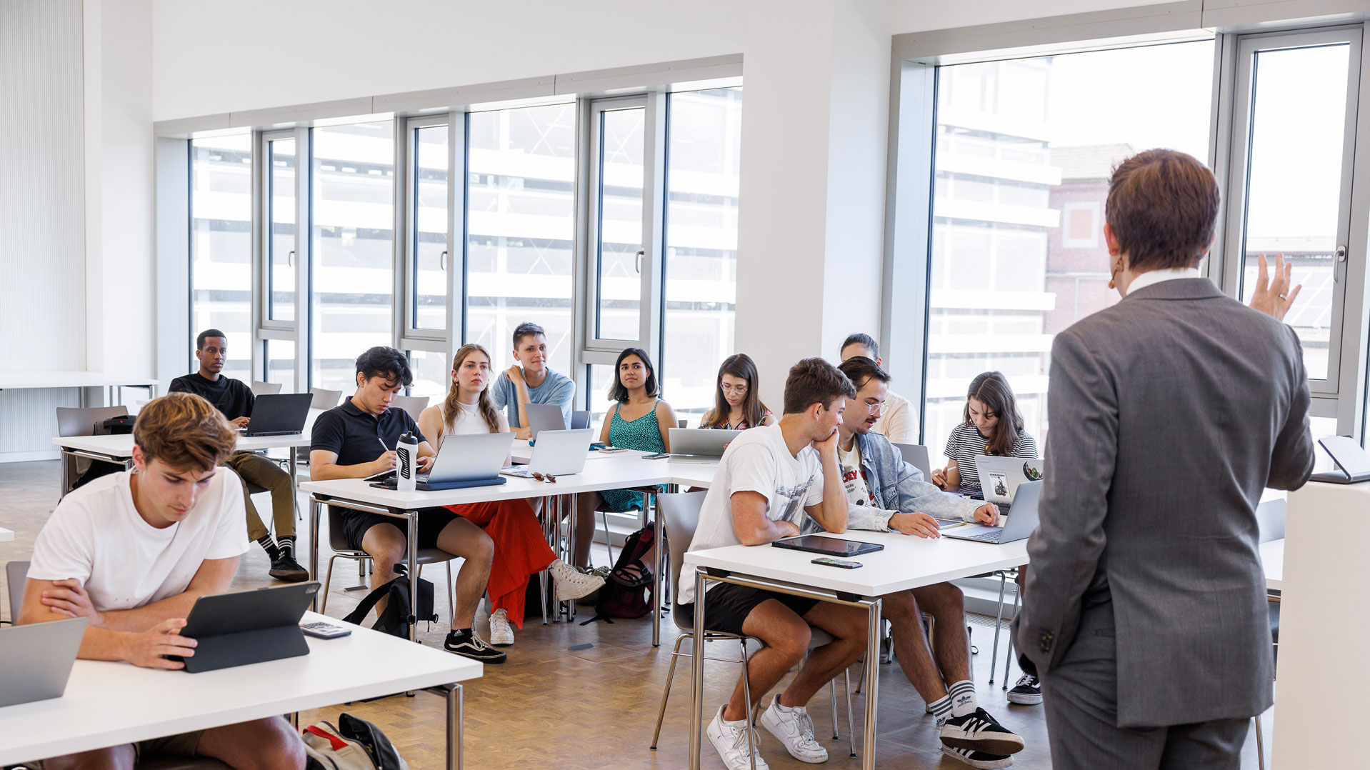 Dozent unterrichtet eine Klasse