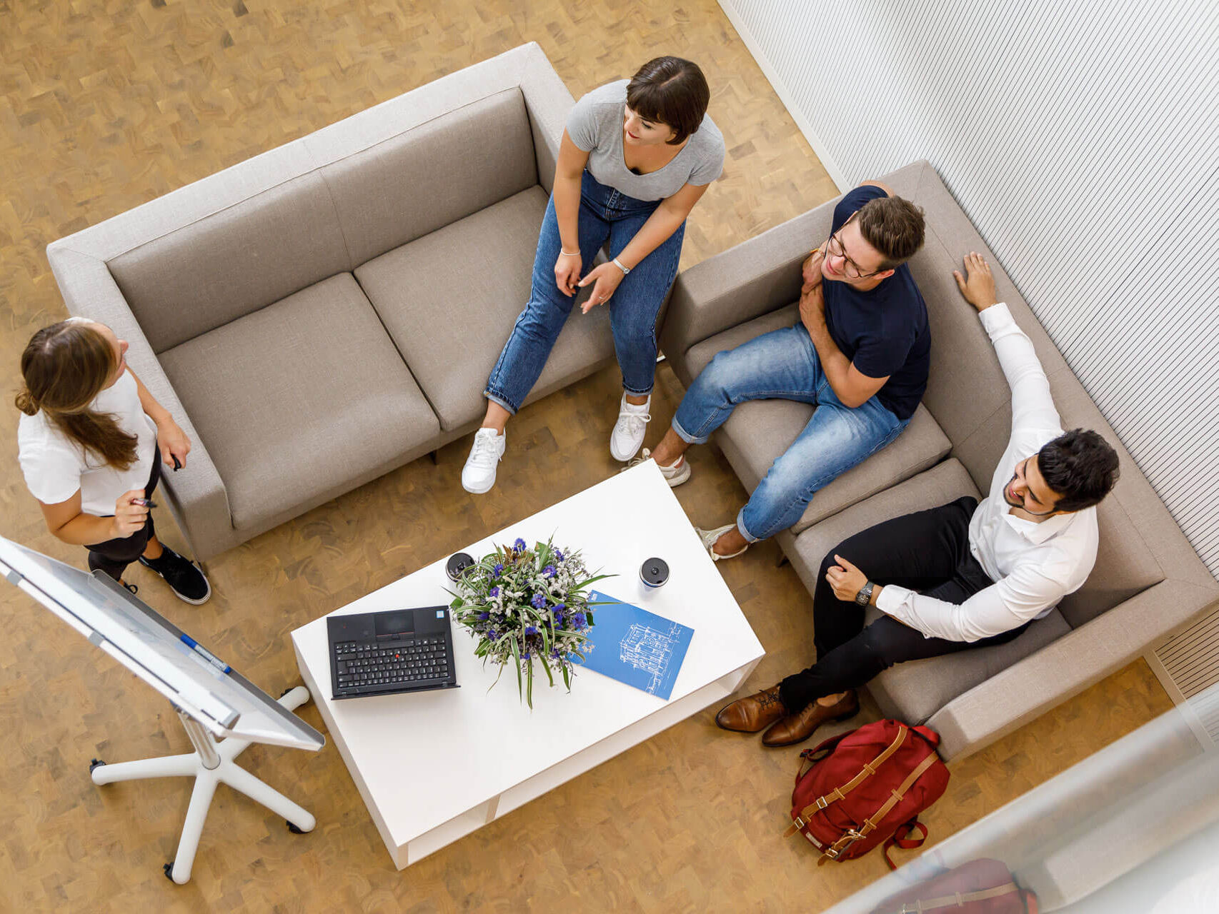 4 Studenten sitzen auf zwei Sofas