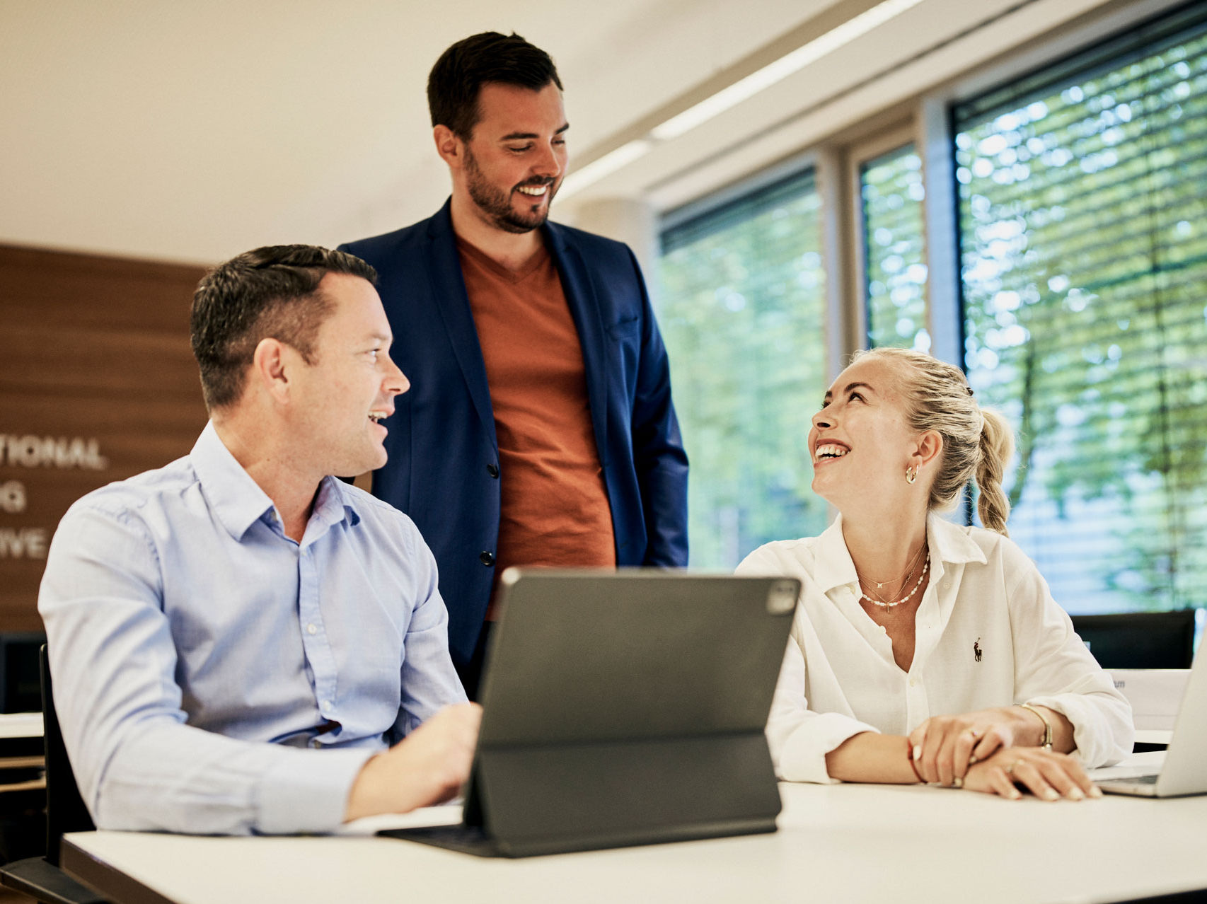 Business-Team bei der Arbeit im Büro