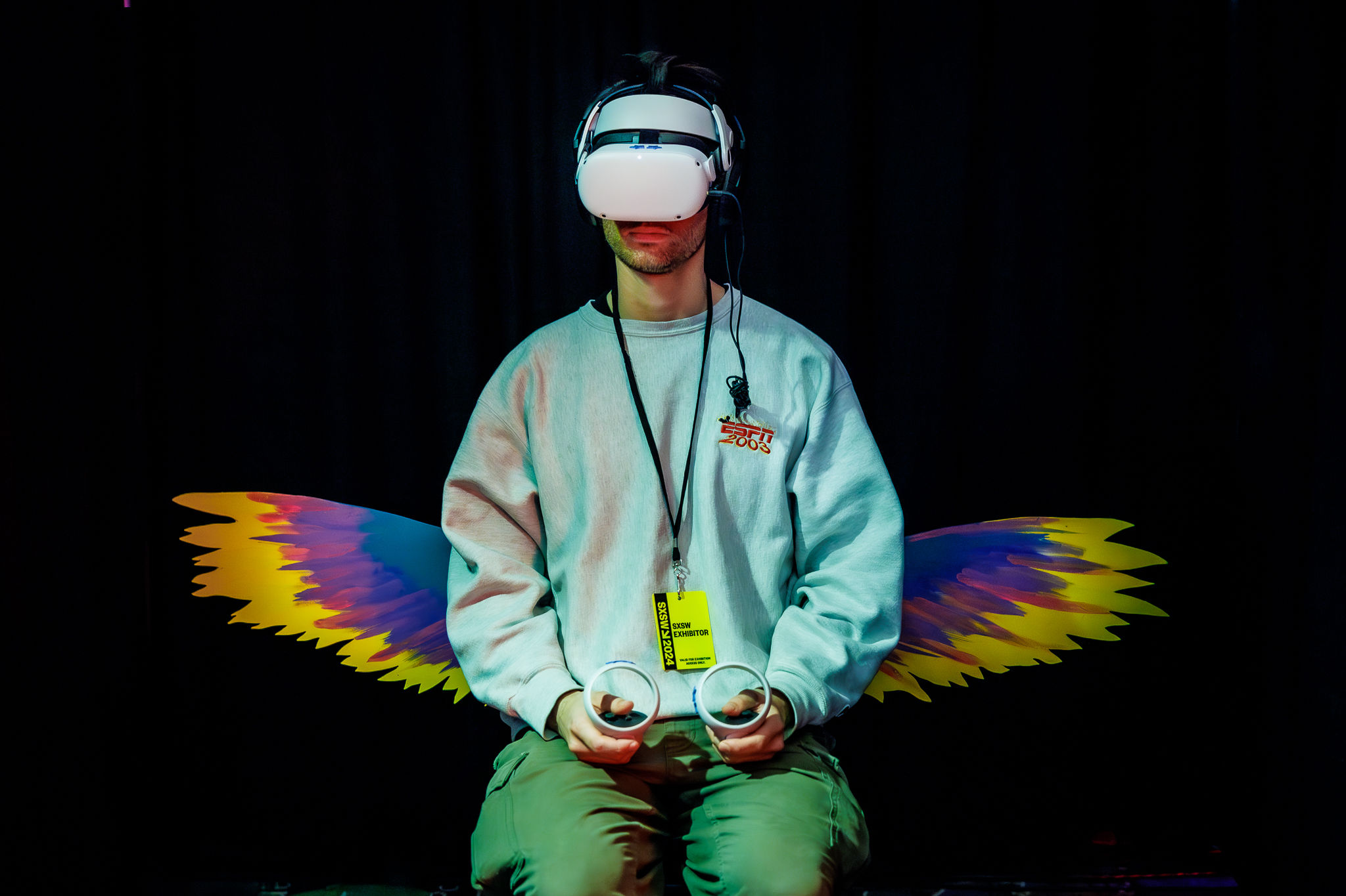Deelnemer met VR-bril en geprojecteerde vleugels tijdens een CIIIC XR-demo
