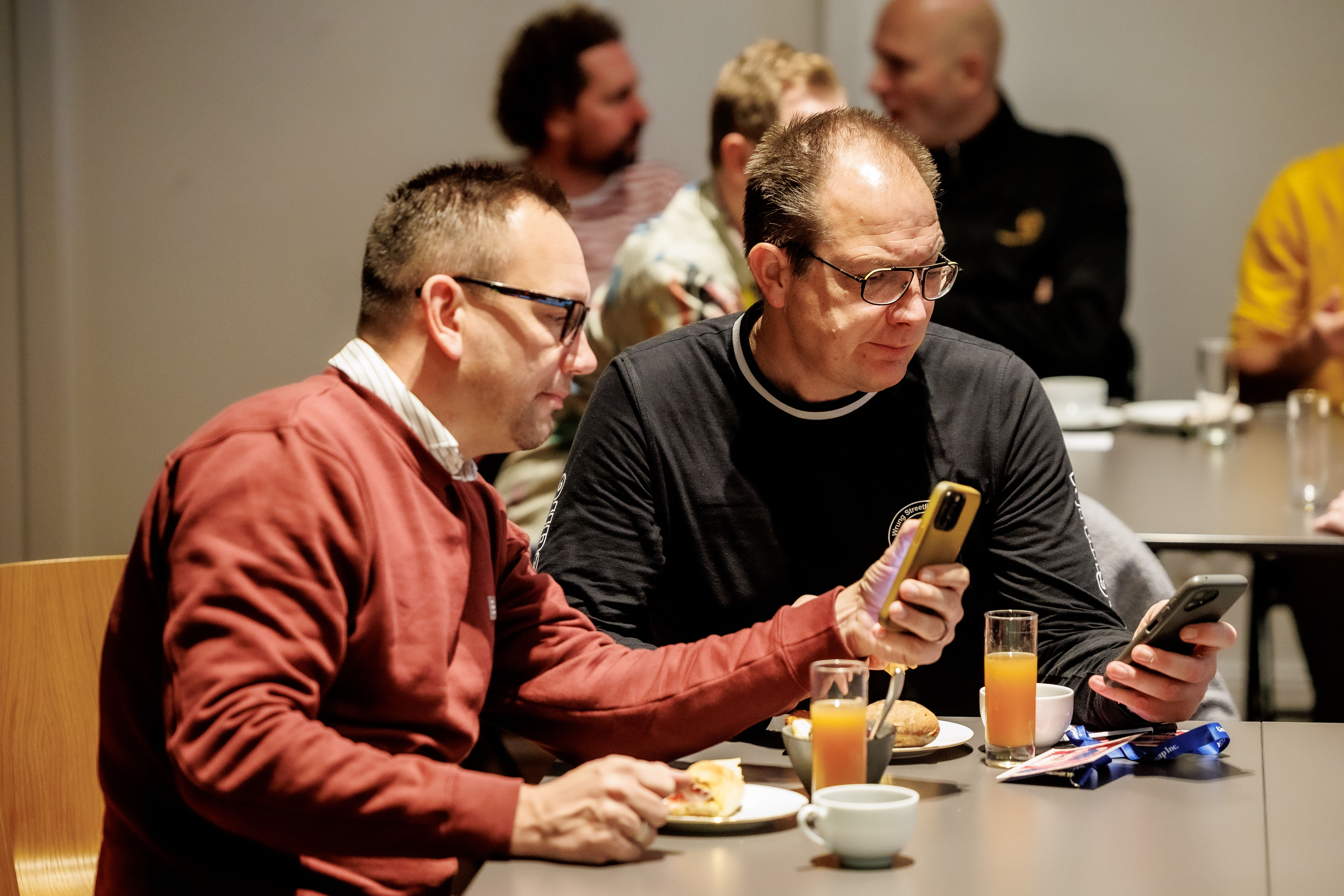 Mensen in gesprek tijdens een CIIIC-bijeenkomst