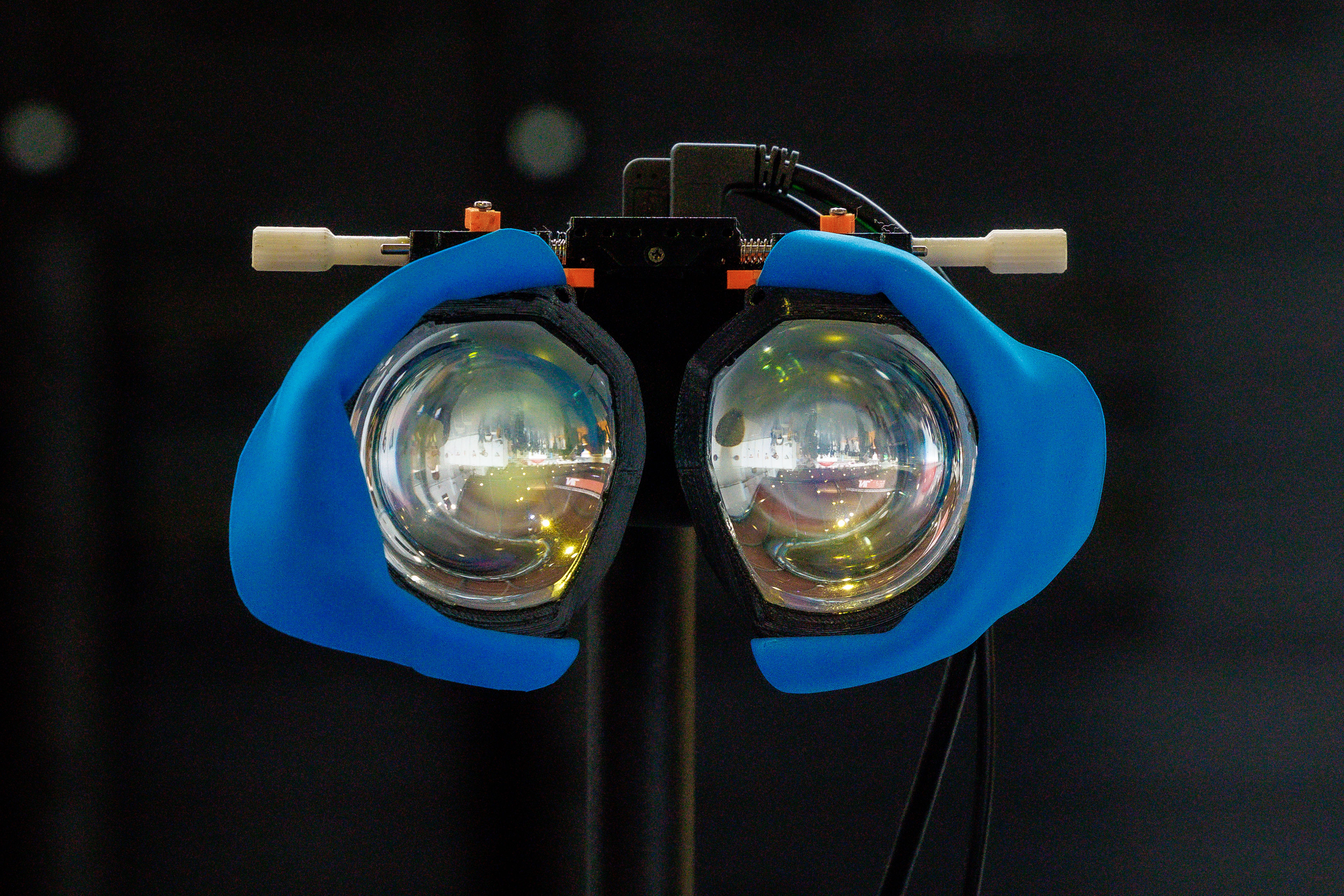 Bezoeker ervaart een VR-installatie tijdens UnitedXR in Rotterdam