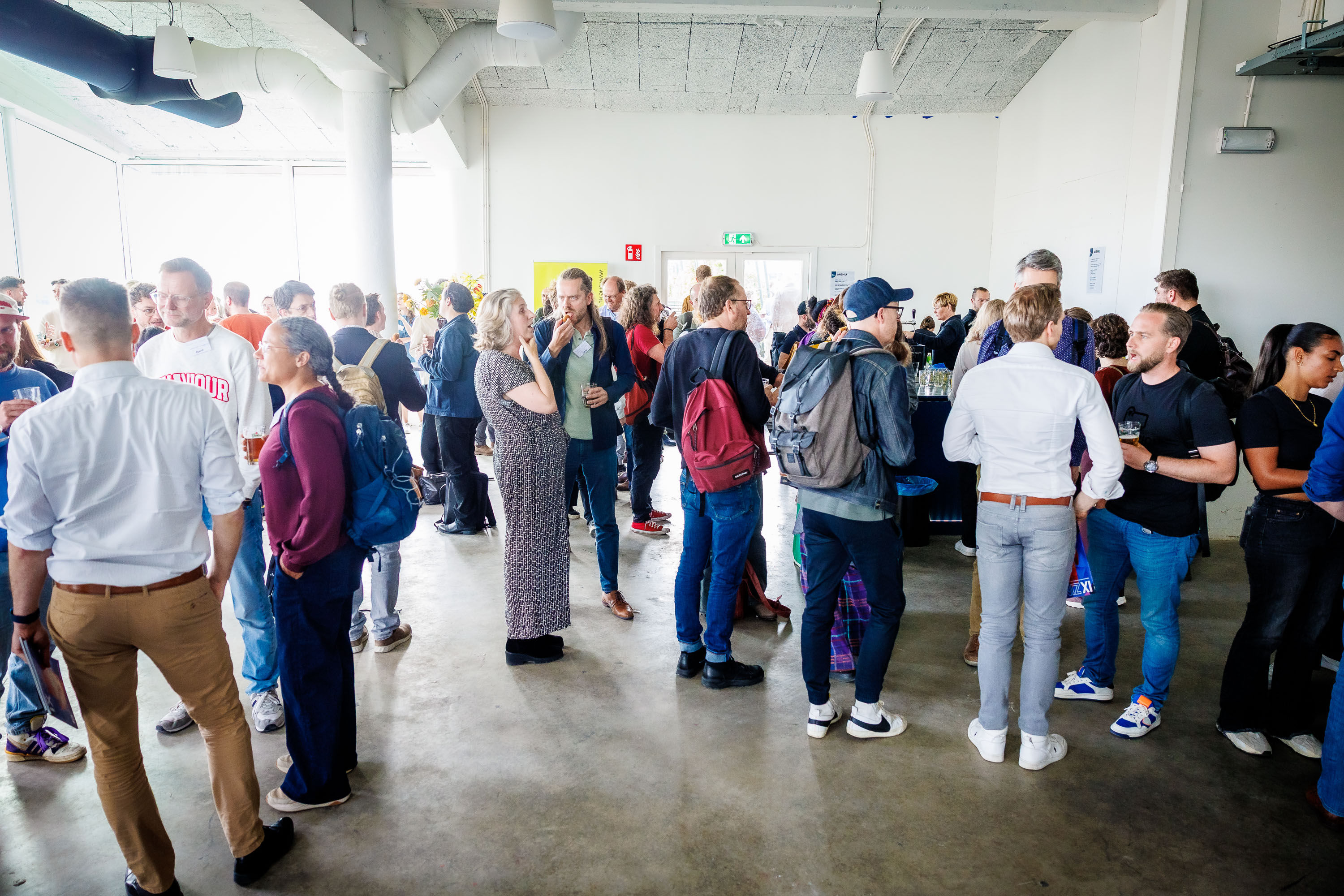 Bezoekers in gesprek tijdens een CIIIC-bijeenkomst