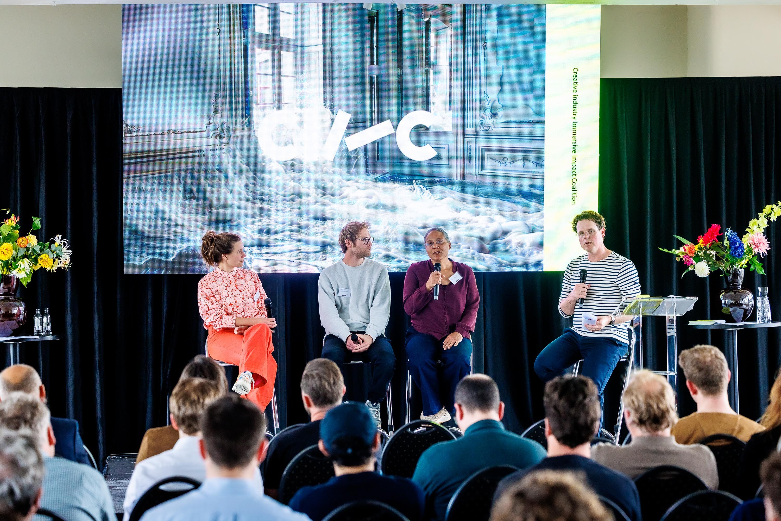 Paneldiscussie op het podium tijdens het CIIIC Jaarevent