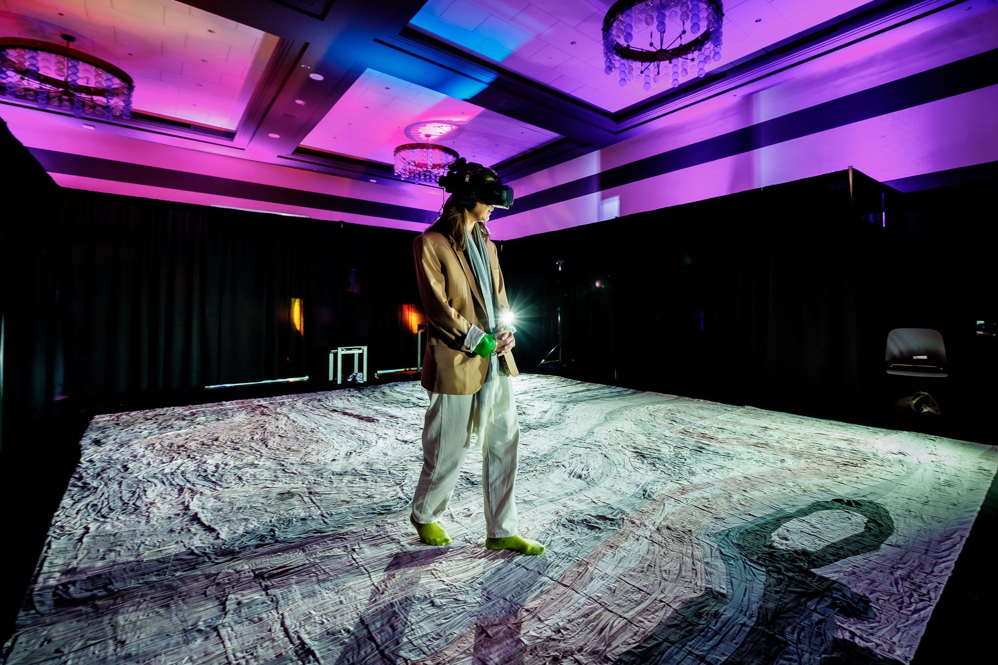 Bezoeker met VR-bril in een immersive installatie